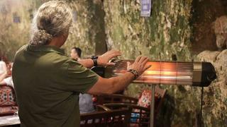 Bunaltıcı sıcaklarda şaşırtan görüntü! Dışarısı 40 derece ile kavruluyor... İçeride soba ile ısınıyorlar 'Üşümeye başladık, iyi ki yaktılar'