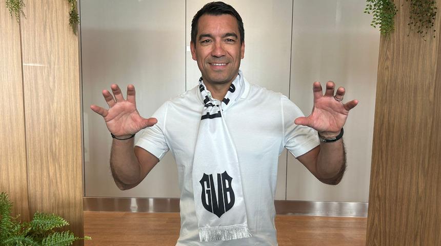 Beşiktaş'ın yeni teknik direktörü Giovanni van Bronckhorst imzayı attı!