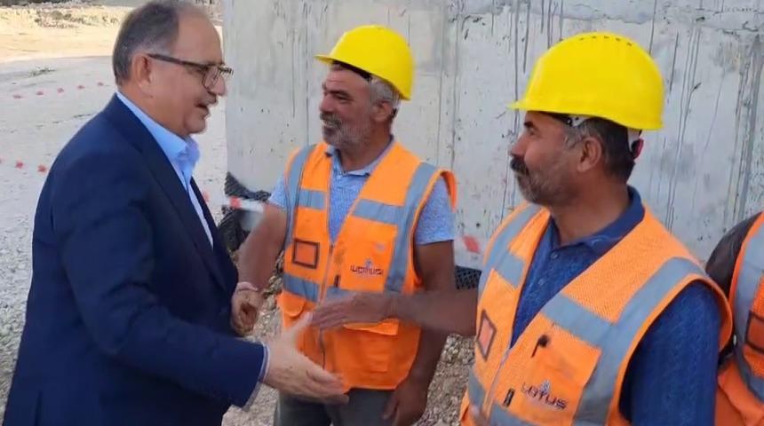 Bakan Özhaseki'nin inşaat ziyaretinde yaşandı! İşçi "Elimiz kirli ama" deyince...