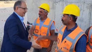 Bakan Özhaseki'nin inşaat ziyaretinde yaşandı! İşçi Elimiz kirli ama deyince...
