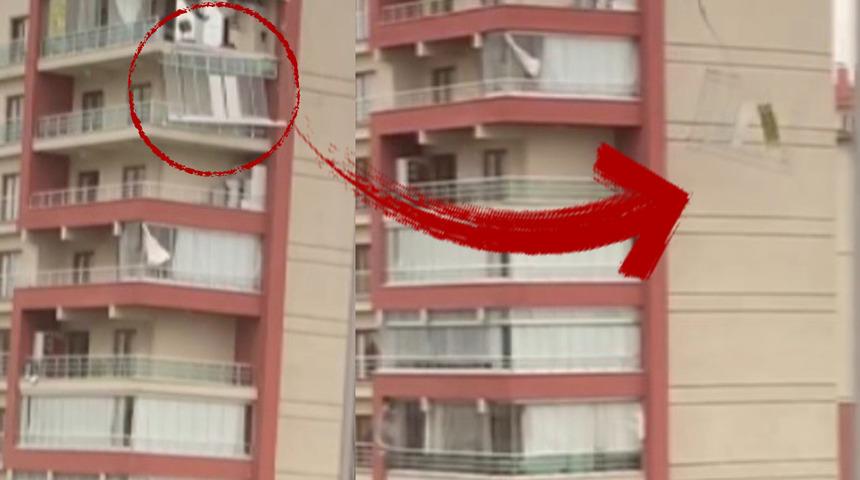 Konya'da fırtınanın hızı 90 km'yi buldu! Dairenin camekanı sokağa uçtu