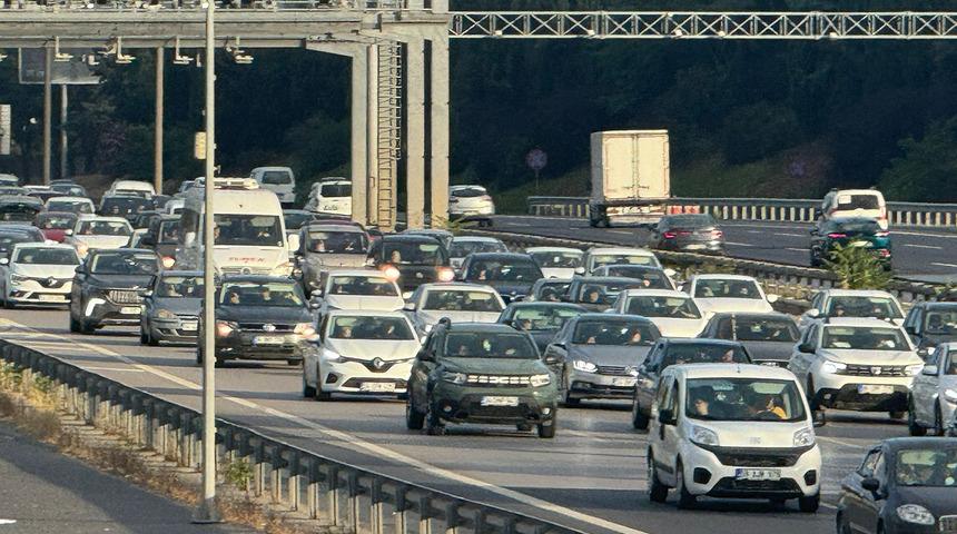 İstanbul'un çıkış noktalarında trafik yoğunluğu! Zaman zaman durma noktasına geldi