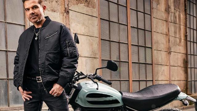 Kenan Doğulu'nun tarzı sosyal medyada çok konuşuldu! Pantolonun yarısı nerede?