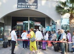 Gemiler dolu gidip dolu dönüyor! Türkler bu bayramı da Yunan Adaları’nda geçirecek: Kapılarda kuyruklar oluştu