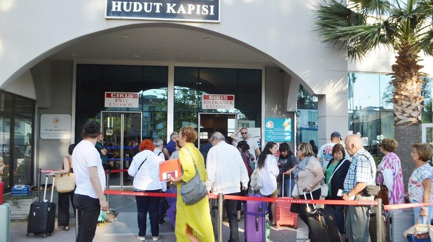 Gemiler dolu gidip dolu dönüyor! Türkler bu bayramı da Yunan Adaları’nda geçirecek: Kapılarda kuyruklar oluştu