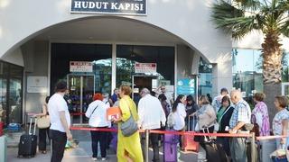 Gemiler dolu gidip dolu dönüyor! Türkler bu bayramı da Yunan Adaları’nda geçirecek: Kapılarda kuyruklar oluştu