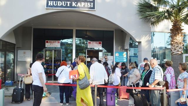 Gemiler dolu gidip dolu dönüyor! Türkler bu bayramı da Yunan Adaları’nda geçirecek: Kapılarda kuyruklar oluştu