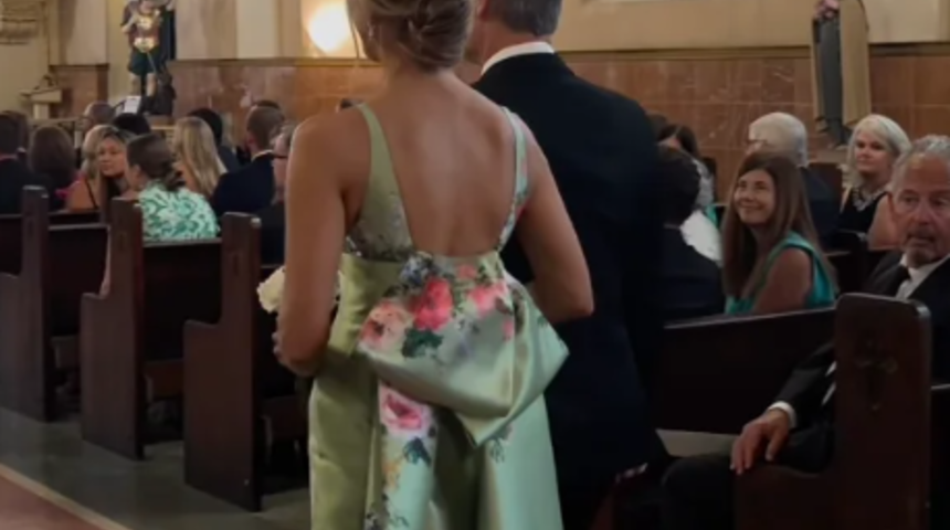 Gelinin annesinin kıyafeti düğüne damga vurdu! Gelinin önüne geçti... 'Resmen rol çalmış'