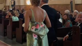 Gelinin annesinin kıyafeti düğüne damga vurdu! Gelinin önüne geçti... 'Resmen rol çalmış'