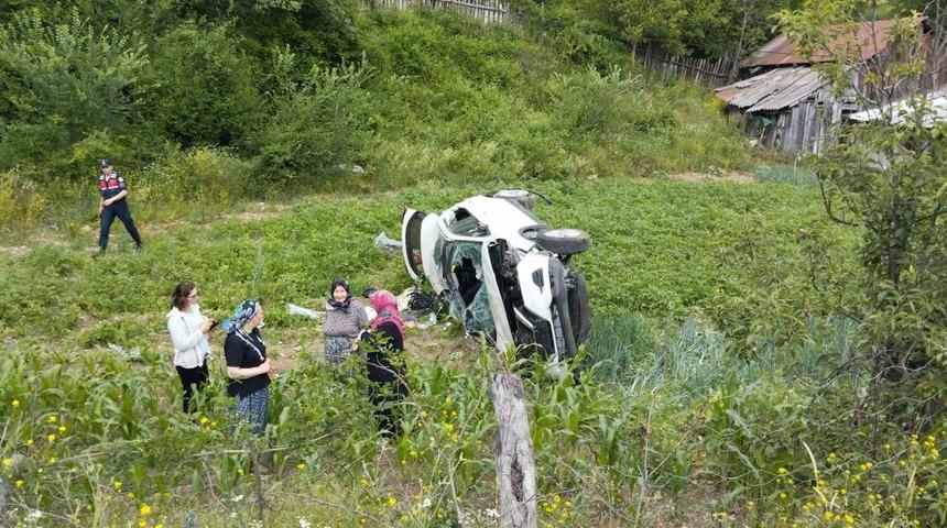 Bayram tatili için yola çıkmışlardı! Kontrolden çıkan cip tarlaya uçtu: 5 yaralı... Araç hurdaya döndü
