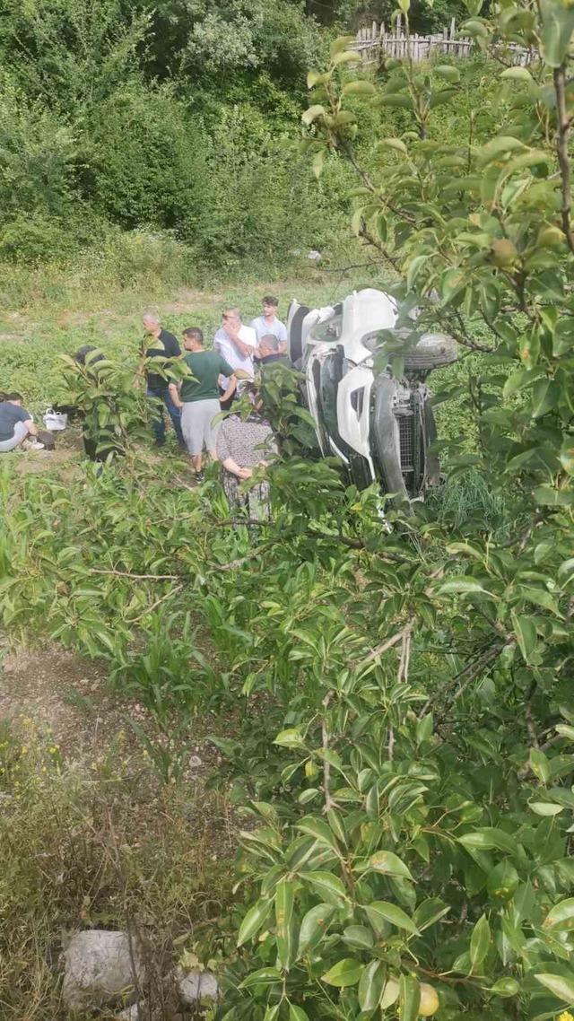 Bayram tatili için yola çıkmışlardı! Kontrolden çıkan cip tarlaya uçtu: 5 yaralı... Araç hurdaya döndü 640xauto