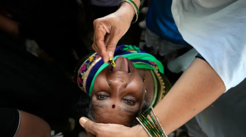 Her yıl bu şifalı günü bekliyorlar! Astıma çare olduğunu söylediler... Canlı canlı balıkları yutmak için o bölgeye akın ettiler