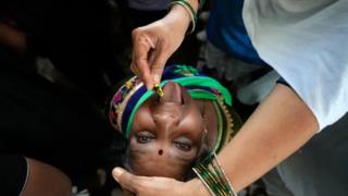 Her yıl bu şifalı günü bekliyorlar! Astıma çare olduğunu söylediler... Canlı canlı balıkları yutmak için o bölgeye akın ettiler