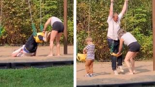 Çocuğuyla parkta oyun oynayan baba zor anları yaşadı! Salıncağa sıkışınca yardımına eşi koştu... Sosyal medyada gündem yaratan anlar