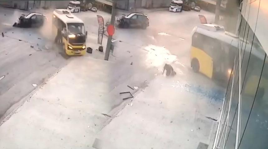 Bursa'da yolcu minibüsü ve otomobil çarpıştı! Çok sayıda yaralı var