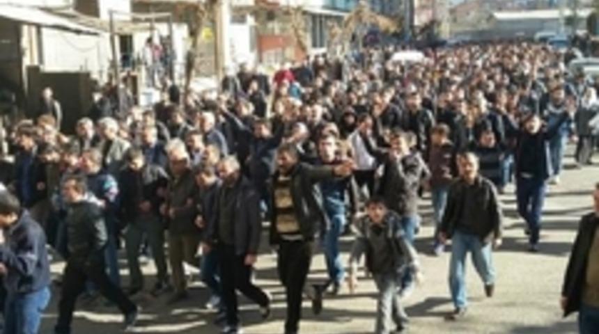 Diyarbakır'da cenaze t&ouml;renine polis m&uuml;dahalesi