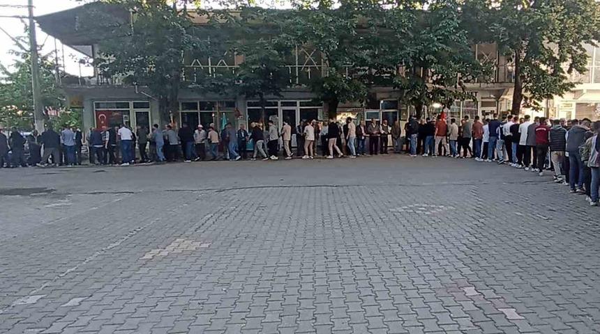 Yüz yıllık gelenek! İnsan zinciri oluşturup... 'Bayram halkası'