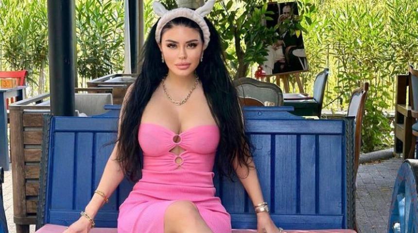 Şarkıcı Ebru Polat bikinisi ile bahçe suladı! O anları paylaşınca yorum yağdı