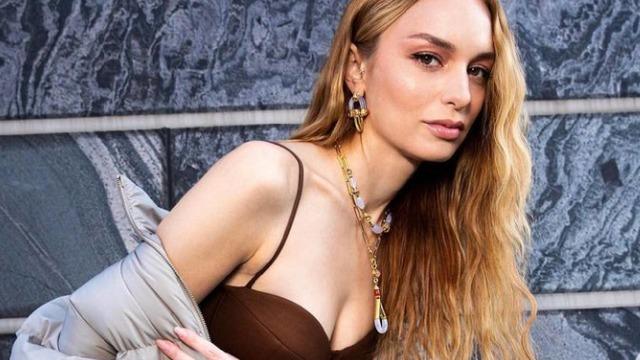 Nilperi Şahinkaya ütü masasına uzanarak poz verdi! Sosyal medyanın diline düştü: Bu ne abla