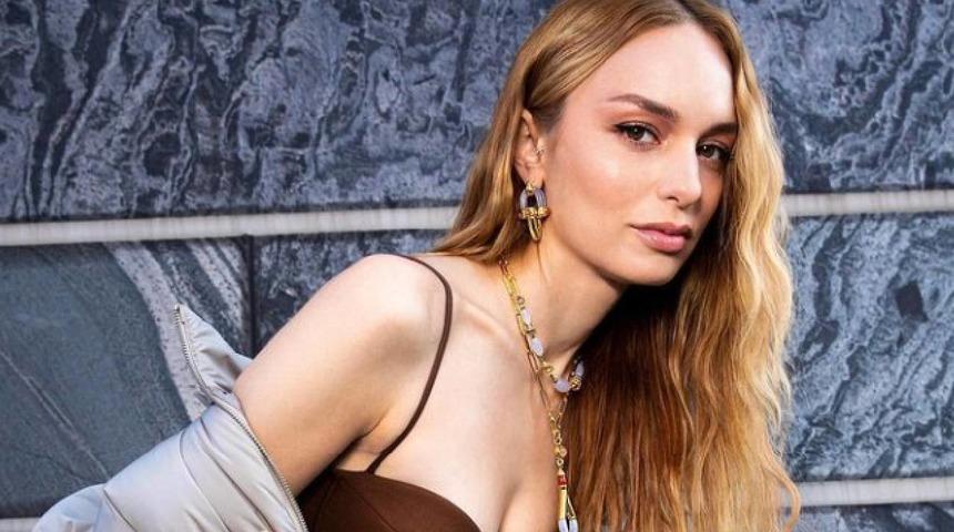 Nilperi Şahinkaya ütü masasına uzanarak poz verdi! Sosyal medyanın diline düştü: "Bu ne abla"