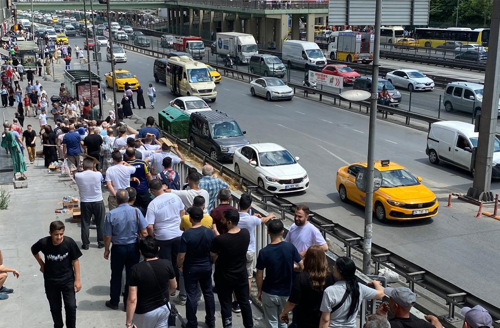  Bir saati aşkın güneşin altında beklediler! Kilosu 110 TL: Sonu görünmedi, Şirinevler'de ucuz baklava kuyruğu