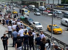  Bir saati aşkın güneşin altında beklediler! Kilosu 110 TL: Sonu görünmedi, Şirinevler'de ucuz baklava kuyruğu