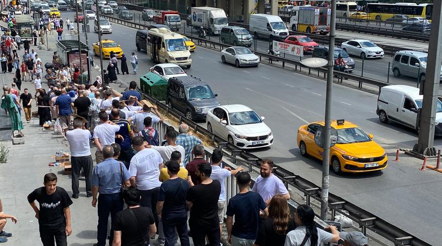  Bir saati aşkın güneşin altında beklediler! Kilosu 110 TL: Sonu görünmedi, Şirinevler'de ucuz baklava kuyruğu