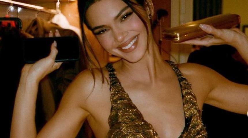 Kim Kardashian'ın kız kardeşi olan Kendall Jenner, Mayorka tatilinden paylaştı! "Başındaki ne alaka"