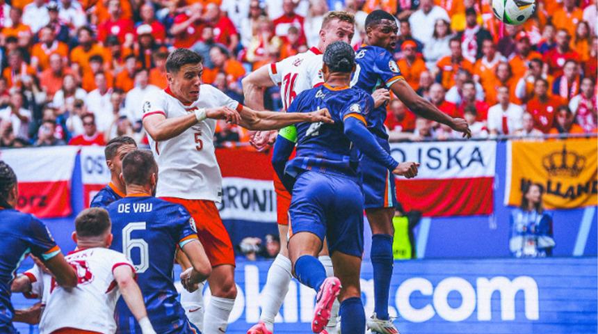 Antalyaspor'un yıldızı Adam Buksa'dan Hollanda'ya müthiş gol