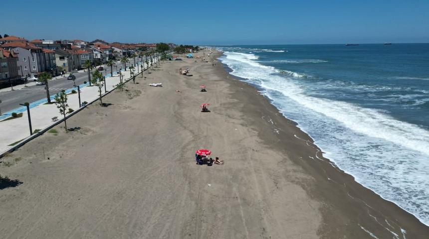 Kimse denize giremedi... Sahilde güneşlendiler! 'Yasağın kalkmasını bekliyoruz'