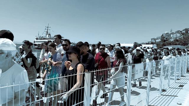 İstanbul'da bayram yoğunluğu! Adalar'a gitmek için saatlerce beklediler