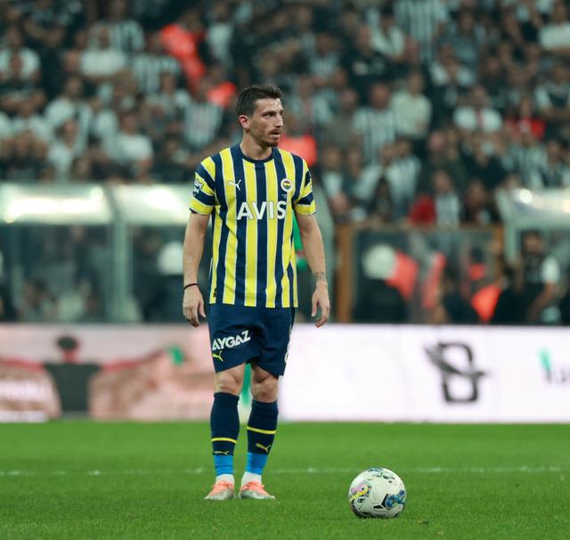 Fenerbahçe'de sözleşmesi sona eren Mert Hakan Yandaş'a yeni kontrat önerildi. Sarı-lacivertlilerde devam etmek isteyen milli oyuncu yönetimden istediği teklifi alamadı. 640xauto