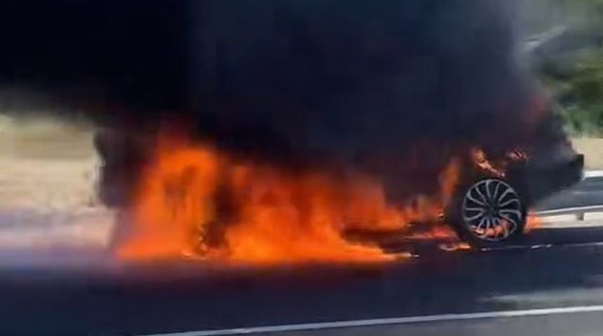 Seyir halindeki otomobil alev topuna d&ouml;nd&uuml;! Ara&ccedil;tan geriye iskeleti kaldı