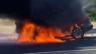 Seyir halindeki otomobil alev topuna döndü! Araçtan geriye iskeleti kaldı