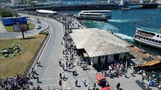 Akın ettiler! Turistler soluğu Eminönü'nde aldı... Boğaz turu yoğunluğu