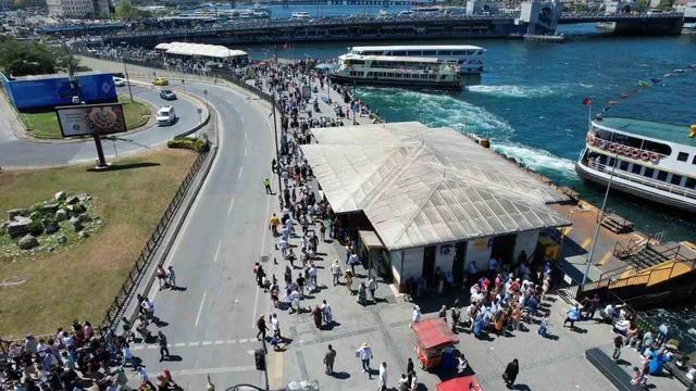 Akın ettiler! Turistler soluğu Eminönü'nde aldı... Boğaz turu yoğunluğu