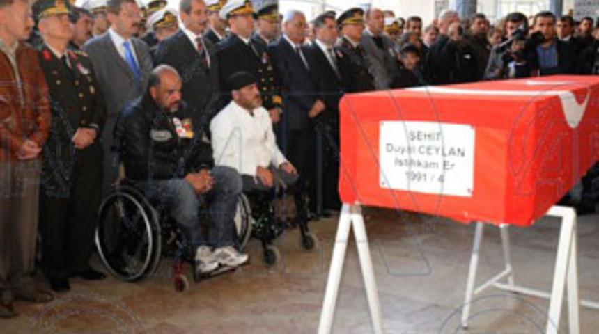 Şehit toprağa verilirken evine hırsız girdi