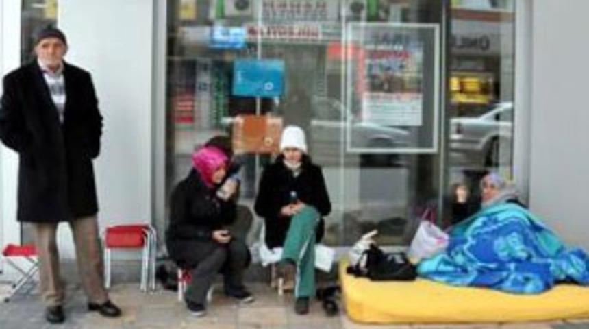 Banka önünde ev nöbeti