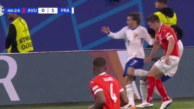 Fransız yıldız Griezmann reklam panolarına çarptı, kafası yarıldı!