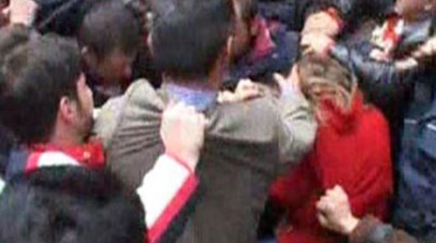 Linç edilmekten polis kurtarmıştı...