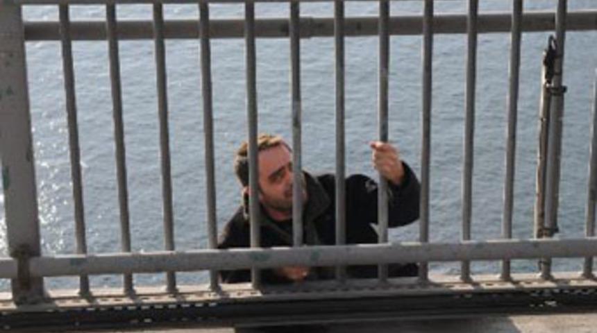 Boğazi&ccedil;i k&ouml;pr&uuml;s&uuml;nde intihar girişimi