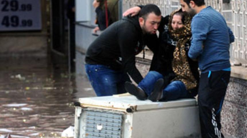 Sağnak İzmir'e g&ouml;le &ccedil;evirdi