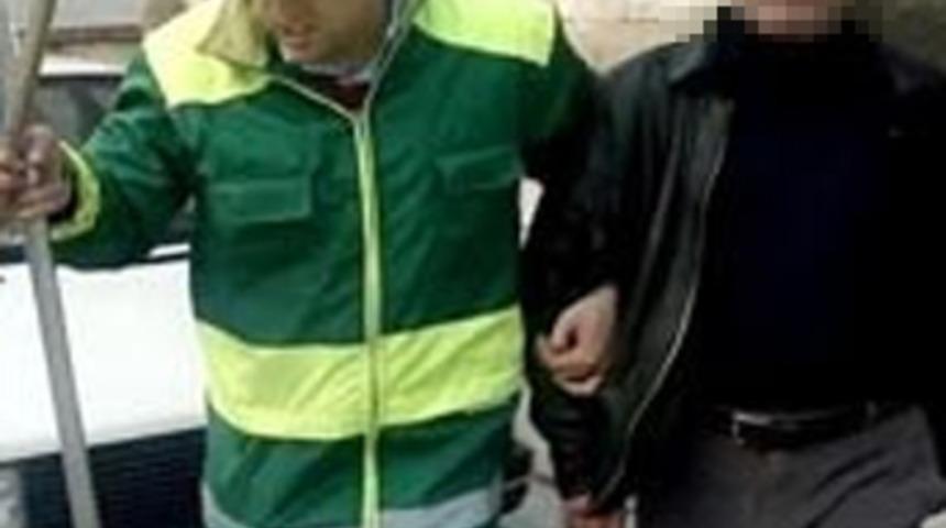 Polis zanlıyı &ccedil;&ouml;p&ccedil;&uuml; kılığında yakaladı