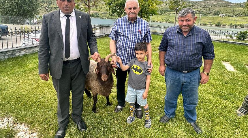 Koçtaki o özelliği fark edince Binali Yıldırım'a hediye etti! Son başbakandan esprili yorum geldi