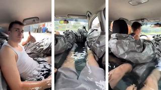 Bir gören bir daha baktı! Sıcaklıklardan bunalan gençler arabayı havuza çevirdi... İlk kez böyle bir şey gördüm