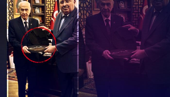 Devlet Bahçeli’ye dikkat çeken hediye! 'Silahlı' pozları olay oldu