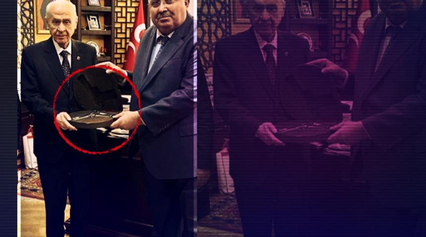 Devlet Bahçeli’ye dikkat çeken hediye! İzzet Ulvi Yönter ve Semih Yalçın'dan silahlı poz