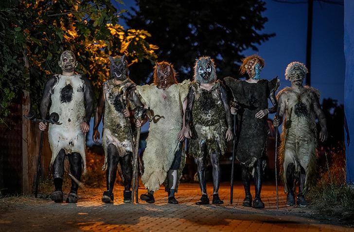 Yer: Bursa... 2 asırlık Osmanlı geleneği! Kurban Bayramı'nda kesilen hayvanlardan çıkan deri, kelle, kuyruk, boynuz ve kemiklerden kostüm yazıp sokak sokak gezdiler  G2