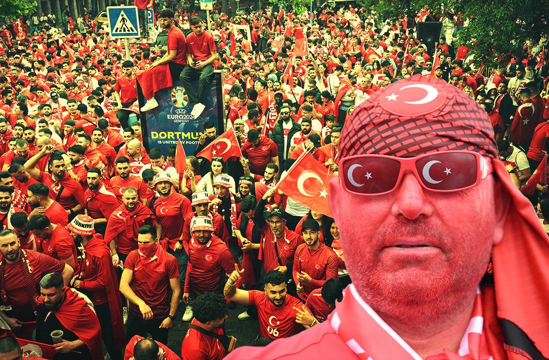 Almanya'daki T&uuml;rkler milli ma&ccedil;a hazır! Dortmund sokakları kırmızı-beyaz renge b&uuml;r&uuml;nd&uuml;, b&uuml;y&uuml;k coşku yaşanıyor&hellip;