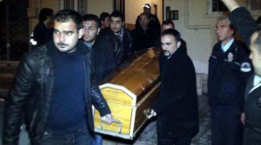 Annesini &ouml;ld&uuml;r&uuml;p, cesedi dolapta sakladı